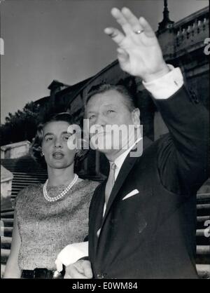 Sett. 09, 1963 - Nelson Rockfeller, governatore di New York sono arrivati a Roma la scorsa notte en route per Londra, accompagnato da sua moglie felice. Il sig. Rockefeller sarà ricevere dal Papa Paolo VI. La foto mostra il signor e la signora Nelson Rockefeller in Trinita dei Monti. Foto Stock