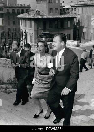 Sett. 09, 1963 - Roma Noleon Rockfeller, governatore di New York sono arrivati a Roma la scorsa notte , in rotta per Londra, accompagnato da sua moglie felice. La sig.ra Rockefeller sarà ricevuto dal Papa Paolo VI. La foto mostra il signor e la signora Nelson Rockfeller in Trinita dei menti. Foto Stock