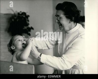 Agosto 03, 1963 - nella foto è il dottor Rallat della Germania orientale, con uno dei bambini di cui si prende cura. Ella è parte di un nuovo ambulatorio di Berlino Est. Foto Stock