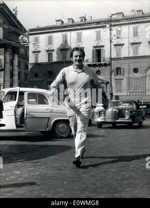 Agosto 08, 1963 - Domenico Modugno il famoso cantante italiano e compositore visto questa mattina molto presto in prossimità del televisore negli uffici di Roma, dove si era recato per rendere alcune disposizioni per la prossima stagione teatrale; il cantante sembra essere molto occupato per il suo repertorio ed egli sta progettando di comporre un nuovo spettacolo musicale, come l'ultimo ha realizzato per la stagione 1963, che ottenuto grande successo in teatri italiani. Foto Stock