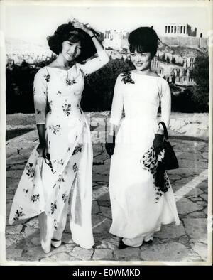 Sett. 09, 1963 - ''Dragon di Saigon'' di Atene. La bella Madame Nhu, first lady del Vietnam del Sud accompagnato da sua figlia, è arrivata in Grecia, dopo la visita a Belgrado e sarà in visita in altri paesi europei. La foto mostra: Madame Nhu (destra) con la figlia all'Acropoli di Atene. Foto Stock