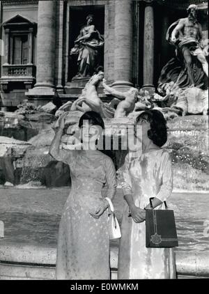 Sett. 09, 1963 - Madame Ngo Dinh NHU del Sud Viet Nam e sua figlia, sono in Roma, per un piccolo soggiorno, in rotta verso Parigi New York. La foto mostra il Madame e M.lle Nu a Fontana di Trevi, gettando ''3'' monete nella Fontana. Foto Stock