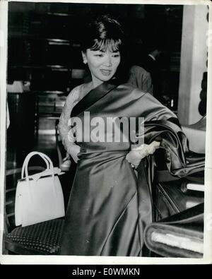 Sett. 09, 1963 - Dragon di Saigon'' va shopping.: la bella Madame Ngo Dinh Nhu, first lady del Vietnam del Sud e chi è in visita in Europa e in America, è presente a Roma, dove si è visto cercando una lunghezza di seta durante una spedizione di shopping che ella fece con sua figlia che sta accompagnando sul suo tour. Foto Stock