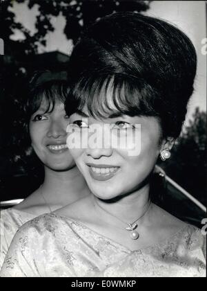 Sett. 09, 1963 - Madame Ngo Dinh Nhu del Vietnam del Sud e sua figlia sono a Roma per un piccolo soggiorno in rotta verso Parigi New York. La foto mostra il Madame e M.lle Nu lasciando l'Ambassade per andare in chiesa romana. Foto Stock