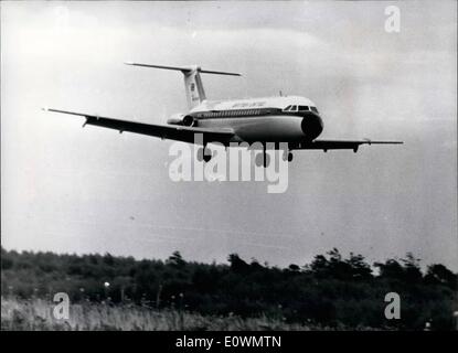 Agosto 08, 1963 - Fermata bus jet'' il volo inaugurale: Il nuovo B.A.C. 111, noto come ''Fermata Bus Jet'' in quanto è stata progettata per il breve raggio del lavoro con un molto rapido giro-intorno, ha fatto il suo volo inaugurale da aeroporto HURN la scorsa notte. Il B.A.C. 111 costa circa &pound;875,000 e già 60 di esse sono state vendute direttamente dalla tavola da disegno, metà di essi gli operatori americani. Esso sarà in grado di trasportare più di 70 passeggeri, + spese di trasporto ad una velocità di 550 mph per i viaggi tra 150 e 1.000 miglia . La foto mostra il B.A.C. 111 in volo per la prima volta. Foto Stock