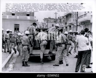 Sett. 28, 1963 - Santo Domingo, D.R.: armati truppe dominicana salire a bordo di un autocarro dopo la scomparsa di un gruppo di rivoltosi in una strada residenziale di Santo Domingo, 9/26. Le truppe si rompeva la distribuisce con il suo gas lacrimogeni e a pochi colpi sono stati sparati. Non ci sono stati rapporti di infortuni. Il Messico e la Bolivia unita Costa Rica e Venezuela 9/27 a recidere i legami diplomatici con la Repubblica Dominicana in seguito al colpo di stato militare che ha destituito il presidente Juan Bosch. Foto Stock