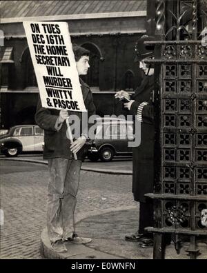 Dic. 16, 1963 - dimostratore ha il suo nome preso - al di fuori della House of Commons....protestando contro domani le esecuzioni capitali: la polizia ha preso il nome di questo pomeriggio di Timothy Fox - che doveva essere visto sfilare al di fuori della Camera dei comuni - per protestare contro l'impiccagione domani mattina di omicidi - Dennis John Whitty (22) e Russell Pascoe (23). Hanno ucciso 64 anno vecchio contadino William Rowe presso la sua solitaria agriturismo sulla penisola di Lizard - e hanno saccheggiato la sua casa. La foto mostra la polizia parla con Timothy Fox - alle porte della House of Commons questo pomeriggio. Foto Stock