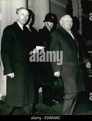 Gen 01, 1964 - dott. Erhard arriva a Londra: Ovest Cancelliere tedesco Dr. Ludwig Erhard arrivò a Londra oggi per una visita di due giorni. Dopo il suo arrivo all aeroporto di Gatwick, è stato accolto dal Primo Ministro Sir Alec Douglas-Home presso la stazione di Victoria. La foto mostra il dott. Erhard e Sir Alec Douglas-Home lasciare la stazione Victoria questa mattina. Foto Stock