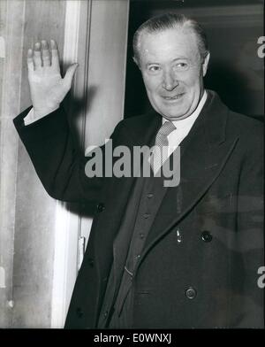 Gen 01, 1964 - Armadio soddisfare oltre la crisi di Cipro: il primo ministro, Sir Alec Douglas - Home, ha interrotto la sua vacanza scozzese a presiedere una riunione del gabinetto al n. 10 di Downing street, dopo di che egli riceve la relazione del segretario del commonwealth il sig. Duncan Sandys, che hanno restituito durante la notte, dopo la sua visita a Cipro dove era stato curare personalmente il cessate il fuoco delle operazioni. La foto mostra: Il sig. Duncan Sandys arriva al n. 10 Downing Street questa mattina. Foto Stock