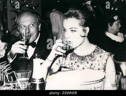 Gen 01, 1964 - Bal pare la sfera delle sfere è stato dato venerdì 17.1.64 a Monaco di Baviera Hotel ''Bayerischer Hof". Non vi è stato alcun posto, la gente avrebbe acquistato, perché solo gli ospiti invitati dal senatore Burda, famoso editore tedesco, sono stati ammessi a venire. E vennero uomini d affari e - le donne , artisti, stelle e stelle e di tutti, ci sono stati anche i politici di Bonn e di Baviera. Vi era un ballo dal ''kessler-Sorelle'' e ''Ballet African''. Le decorazioni sono state le persone non hanno mai visto. La foto mostra schermata di famose star Romy Schneider accompagnato dal ministro tedesco scheel. Foto Stock