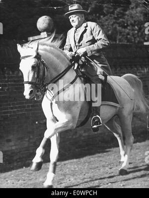 Gen 01, 1964 - Kent, England, Regno Unito - File foto: circa 1964. PM britannico WINSTON CHURCHILL in sella al suo cavallo salve a Chartwell, Kent, 1964. Churchill ha trascorso gran parte della sua pensione a Chartwell, la casa nel Kent che ha acquistato nel 1922. Foto Stock