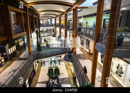 Interno del centro commerciale per lo Shopping Burjuman in Dubai Emirati arabi uniti Foto Stock