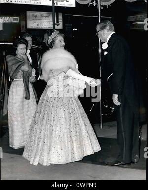 Nov. 11, 1963 - Arriva per il Royal Show.: la scorsa notte la regina madre, la principessa Margaret e Lord Snowdon ha partecipato al prompt d Royal Variety Performance al Prince of Wales Theatre. La foto mostra la regina madre è accolto sul suo arrivo per la mostra dal sig. Arthur Scott, organizzatore e segretario generale della varietà di artisti fondo benevolo. Seguendo il suo sono Princes Margaret e Lord Snowdon. Foto Stock