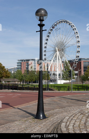 Una lampada posta accanto alla Echo ruota panoramica Ferris di Albert Dock Liverpool Foto Stock