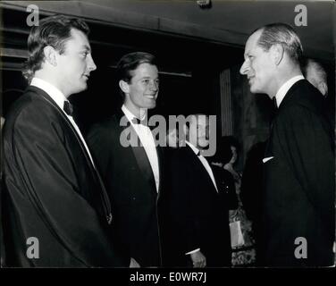 Nov. 19, 1963 - 19-11-63 Il Duca incontra trucioli off vecchia blocchi. S.a.r. Il Duca di Edimburgo (destra) soddisfa due stelle del film vincitori che ha avuto la sua Premiere mondiale a l'Odeon. Leicester Square ieri, in aiuto dell'Impero cancro campagna di fondo. La foto mostra: Il Duca risponde a due stelle della pellicola, che sono entrambi figli di attori famosi (da sinistra a destra) James Mitchum (figlio di Robert) e Peter Fonda (figlio di Henry) Foto Stock