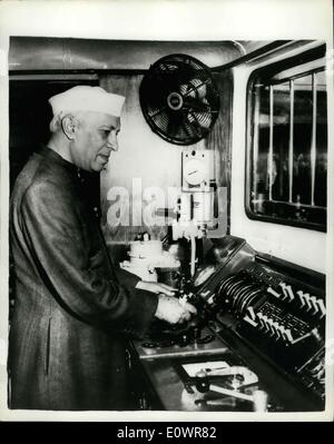 Nov. 22, 1963 - Il Sig. Nehru aziona un treno: il sabato, il Premier indiano il sig. Nehru, guidato ''Bidhan'', il primo A.C. Locomotiva fabbricati presso la locomotiva Chittaranjan lavora in India. Foto Stock