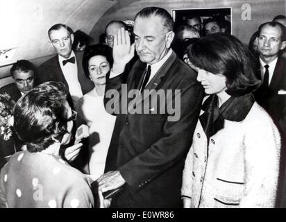 Il presidente Lyndon Johnson ha prestato giuramento dopo l'assassinio di Kennedy Foto Stock