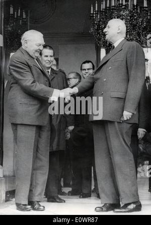 Ludwig Erhard stringono le mani con Charles de Gaulle nel Palais de L'Elysee Foto Stock
