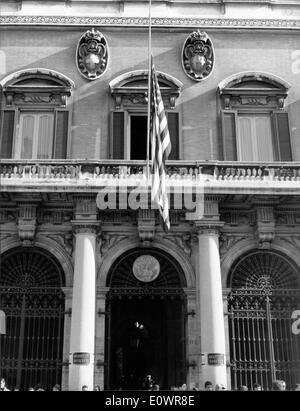 Bandiera in onore di John F. Kennedy a Embassy Foto Stock