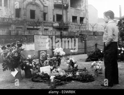 Giovane ragazzo al JFK Memorial a Berlino Foto Stock