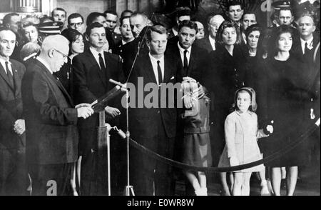 La famiglia e gli amici partecipare John F. Kennedy funerali Foto Stock