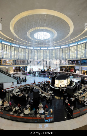 Interno del Fashion Avenue Atrium piena di lussuose boutique di moda del centro commerciale di Dubai negli Emirati Arabi Uniti Foto Stock