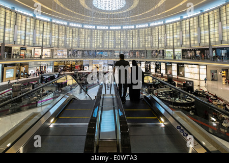 Interno del Fashion Avenue Atrium piena di lussuose boutique di moda del centro commerciale di Dubai negli Emirati Arabi Uniti Foto Stock