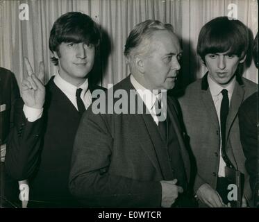 Mar 03, 1964 - Beatles salutate Harold Wilson: oggi a un pranzo presso il Dorchester Hotel di Londra, la varietà Club di Gran Bretagna Show Business Awards presentato. Il sig. Harold Wilson, leader del fronte, era in frequenza. Foto hows John Lennon dei Beatles, che hanno ricevuto i reparti per 'Scome personalità del mondo degli affari del 1963'' dal sig. Harold Wilson, che per inciso è membro del Parlamento per la loro casa di città di Liverpool, dà il famoso Winston Churchill V per il segno della vittoria,dietro il sig. Wilson indietro. Foto Stock