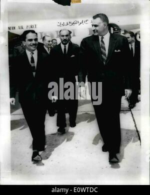 Mar 03, 1964 - Re Hussein al Cairo; re Hussein di Giordania è arrivato al Cairo da speciali aerei, di fare una visita alla Repubblica araba unita. Egli è stato accolto in aeroporto da U.A.R. Il presidente Nasser s. La foto mostra il presidente Nasser (destra) con Re Hussein al suo arrivo in aeroporto. Foto Stock