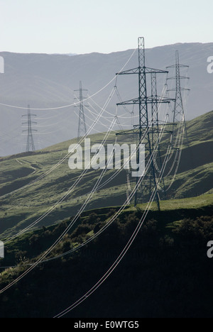 Linee di trasmissione di potenza e tralicci, Belmont Parco Regionale, Wellington, Nuova Zelanda Foto Stock