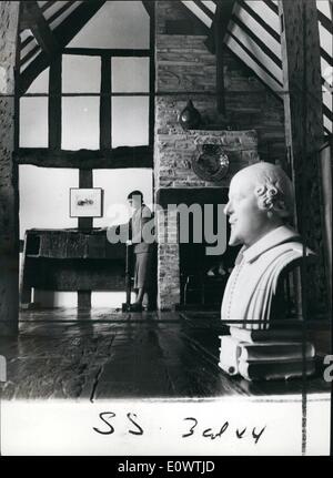 Apr. 04, 1964 - Luogo di nascita di Shakespeare: la casa in legno e muratura dove Shakespeare è nato il -23 Aprile 1564 e ha trascorso i suoi primi anni. Parte dell'edificio è arredato e parte ospita una collezione unica di libri, manoscritti e immagini che illustrano la vita e i tempi del poeta. La foto mostra: un busto del bardo sorge sulla ''(illeggibile)'' pavimento lucido del luogo di nascita. Una signora ''(illeggibile)'' helper in background lucidi e vecchio banco scuola dalla scuola di grammatica. Foto Stock