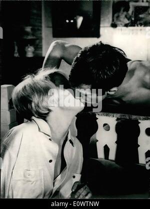 Mar 03, 1964 - Jean Seberg e Jean-Paul Belmondo Star in ''Libero Esc'': Jean Seberg e Jean-Paul Belmondo, la giovane coppia di ''breathless'' sono riuniti a stella nel nuovo film diretto da Jean Becker ''Libero Esc''. Il nuovo film racconta la storia di un reporter che utilizza gli incarichi all'estero di indulgere in contrabbando. Mostra fotografica di Jean Seberg e Jean Paul Belmondo in una scena appassionato di ''Libero Esc' Foto Stock