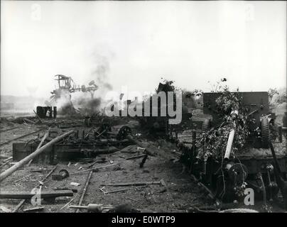 Mar 03, 1964 - Un'esplosione che costa 5.000 franchi al minuto: oggi a mezzogiorno, il Gargenville disabili stazione ferroviaria è stato scosso da tremori di una serie di esplosioni 140; i tecnici erano di ricostruire il bombardamento di un treno tedesco durante l ultima guerra per le riprese di ''Il Treno'' starring Burt Lancaster. Per più di un chilometro di tranche erano stati scavati per controllare le diverse esplosioni. Inoltre tre fori erano stati previsti per i tecnici e i sei più per le fotocamere che girato la sabbiatura Foto Stock