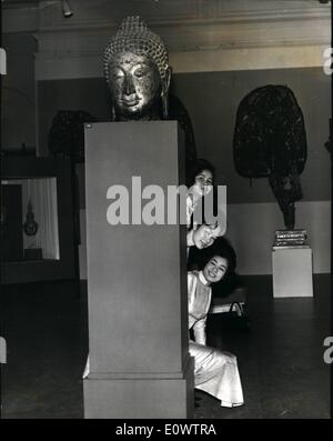 Mar 03, 1964 - ''arti della Thailandia" mostra a Londra ;un exhibiton delle arti della Thailandia si svolge presso il Victoria and Albert Museum di Londra sotto la suspices delle arti del consiglio. La foto mostra tre ragazze dalla Thailandia guardare intorno a un piedistallo tenendo un quattordicesimo Centurey Buddha in bronzo, tallone (dall'alto verso il basso) e la Sig.ra astadel, Miss Jorapintha Baktakanirltha e Miss Strim Seirthavatch. Foto Stock