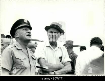 Mar 03, 1964 - Ambasciatore Henry Cabot Lodge con il Generale Paolo D. Harkins Comandante del militare americano in Vietnam di assistenza. Foto Stock