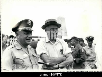 Mar 03, 1964 - Ambasciatore Henry Cabot Lodge con il Generale Paolo D. Harkins, comandante militare americano in Vietnam di assistenza. Foto Stock