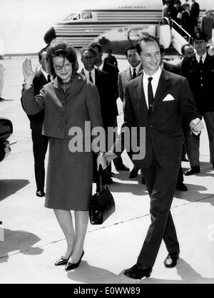 La principessa Irene e Carlos Hugo arrivando all'aeroporto di Fiumicino per le loro nozze Foto Stock