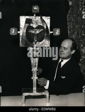 Maggio 05, 1964 - New Cross per la Cattedrale di Ely: i quattro piedi alto altare croce che sarà il punto focale per decine di migliaia di devoti e turisti che visitano la Cattedrale di Ely. La croce è stata realizzata congiuntamente da Graham Sutherland e architetto Luigi orafo Osman negli ultimi tre anni. Una parte sostanziale del costo della Croce - migliaia di sterline - è stato rispettato dal Venerabile compagnia di orafi, il saldo essendo soddisfatte dalla pubblica sottoscrizione. La foto mostra Goldsmith-Architect Louis Osman visto con la croce di Ely a Goldsmith's Hall di Londra oggi. Foto Stock