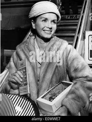 L'attrice Debbie Reynolds arrivando a Los Angeles Foto Stock