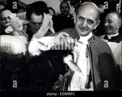 Mar 29, 1964 - Il Papa Paolo VI celebrò la messa in una piccola chiesa in Settecamini, 20 km da Roma, questa mattina, all'ricorrence della Pasqua. Dopo la Messa, i credenti hanno dato a lui tre piccoli agnelli e un capretto, e altri regali. Foto Stock