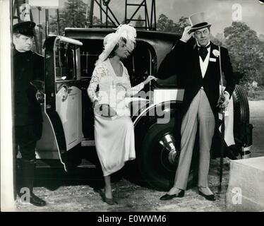 Maggio 05, 1964 - Rex Harrison in ''Il Giallo Rolls Royce''. Riprese ha iniziato a Elstree Studios sul Anatole De Grunwald produzione di ''Il Giallo Rolls Royce'', un film con il più grande mai linea internazionale di stelle ancora visto in uno studio britannico. Le Stelle includono Rex Harrison, Jeanne Moreau, Ingrid Bergman e Shirley MacLaine con un host di altri. Foto Stock