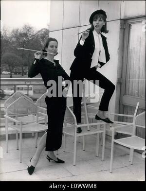 Maggio 05, 1964 - Gruppo Slimma una sfilata di moda a Londra.: una mostra è stato dato al London Hilton Hotel oggi per la raccolta autunnale del gruppo Slimma uno da David Bondk. La foto mostra (da sinistra a destra), Caroline Saunders modelli a tre pezzi di crêpe Tricel camicetta, un blazer di velluto e pantaloni, mentre Bridget Ley indossa un arricciato Tricel camicetta con una nuova lunghezza gonna di velluto. Foto Stock