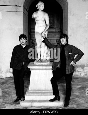 I Beatles Paul McCartney e John Lennon soddisfare donna pietra a Londra Foto Stock