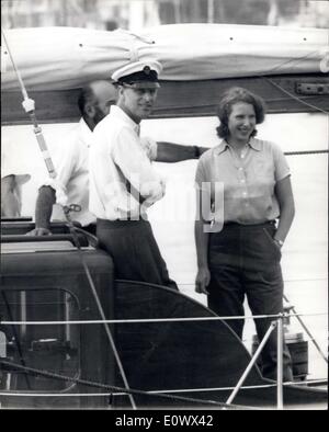 Agosto 04, 1964 - Princess Anne va al mare - a bordo di Bloodhound Il: il Duca di Edimburgo è stato accompagnato da sua figlia Princess Anne a bordo della Royal scialuppa Bloodhound,, oggi a competere in Britannia Challenge Cup, a Cowes. La foto mostra: Il Duca di Edimburgo e Princess Anne a bordo della ''Bloodhound'' - a Cowes oggi. Foto Stock