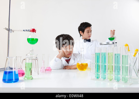I bambini facendo la chimica Foto Stock