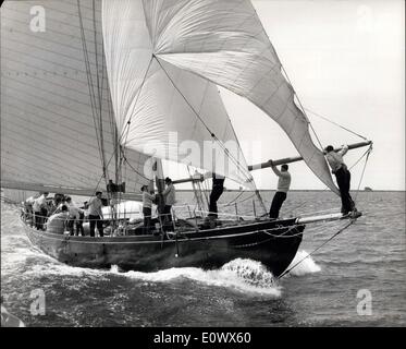 21 maggio 1964 - Yacht britannici si prepara per ''Tall Ships " gara - il 52 tom scialuppa Tawau equipaggi formati da giovani da organizzazioni giovanili in tutto il paese sarà la Gran Bretagna è entrata nella ''Tall Ships" Partenza gara di domenica 24 maggio da Plymouth a New York via Lisson e Bermuda - Mostra fotografica: Membri di equipaggio in un duro lavoro su Tawau durante la pratica in Plymouth Sound. Foto Stock