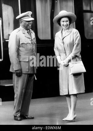 Queen Elizabeth II accoglie favorevolmente Presidente Abboud Foto Stock