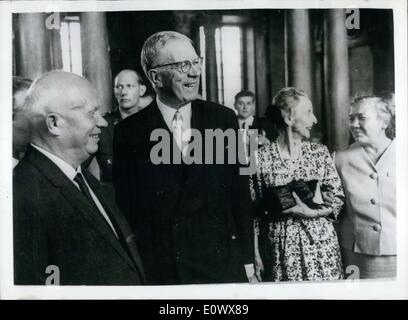 Giugno 06, 1964 - Il Sig. Kruschev incontra il Re. Primo Ministro russo Nikita Kruschev è attualmente in visita ufficiale in Svezia. Il lunedì è stato ricevuto presso il Palazzo Reale di Re Gustavo Adolfo e la Regina Luisa. La foto mostra presso il Royal Palace (da sinistra a destra) Il sig. Kruschev, Re Gustavo Adolfo di Svezia, Regina Louise e la Sig.ra Kruschev. Foto Stock