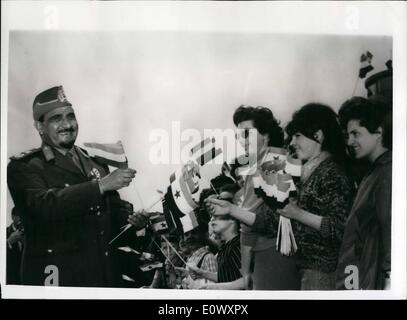 Giugno 06, 1964 - Sallal del Yemen in Budapest.: presidente Abdullah Al Sallal del Yemen è arrivato a Budapest, in Ungheria, in visita ufficiale. La foto mostra il Presidente Sallal è accolta con favore dagli ungheresi all'aeroporto Ferihegy di Budapest il 26 maggio. Foto Stock