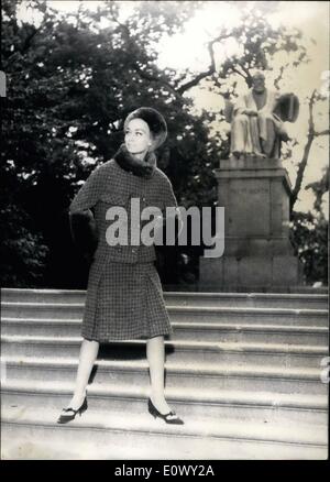 Agosto 08, 1964 - rifinito con pelliccia il quartiere alla moda di lady mostra di sé durante il prossimo autunno e inverno-stagione. Fashioner Stephanie, che mostra in questi giorni la sua nuova collezione di Monaco di Baviera, avevano rifilato un grande numero delle sue belle costo supplementare e costumi con pelliccia, soprattutto essere oltre, di visone e ocelot. Ops: Manichino Angela con un costume fatto di rosso-giallo olive tweed con bracciali e sollar di castoro. Foto Stock